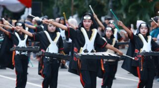 Penampilan drumband pelajar di Banyuwangi