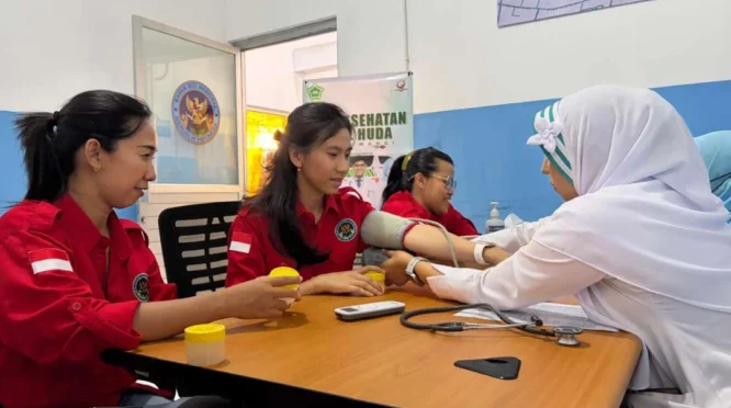 Kepala SPPG Singonegaran sedang melakukan pemeriksaan kesehatan sekaligus skirining penyakit TBC.