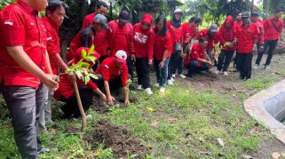 PDI Perjuangan Banyuwangi Tanam Pohon di Ketapang