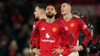 Pemain Manchester United, Diogo Dalot, Matheus Cunha, dan Benjamin Sesko, berdiri di lapangan dengan ekspresi kecewa usai laga Premier League/Liga Inggris antara Man Utd vs Wolves di Manchester, Inggris, Selasa, 30 Desember 2025. (AP Photo/Dave Thompson)