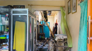 Petugas pemadam kebakaran memadamkan api di rumah warga Kelurahan Kertosari Banyuwangi