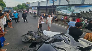 Petugas Kepolisian melakukan olah TKP di lokasi kecelakaan.