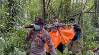Polisi mengevakuasi jasad perempuan tanpa identitas dari kawasan hutan Desa Kluncing.