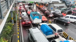 Suasana Pelabuhan Ketapang saat penyeberangan sempat dihentikan akibat cuaca buruk