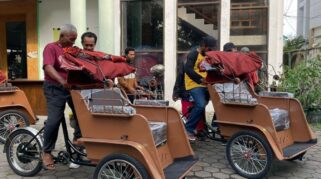 Tukang Becak Banyuwangi Belajar Mengoperasikan Becak Listrik di Gedung Korpri