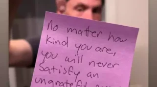 Unggahan dari Ari Lasso menjadi sorotan netizen di tengah keributan dengan kekasihnya, Dearly Djoshua