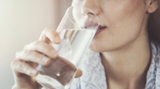 Ilustrasi minuman sehat seperti air putih, teh hijau, dan kopi hitam untuk membakar lemak perut