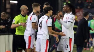 Rafael Leao merayakan gol kemenangan AC Milan ke gawang Cagliari