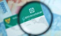 Peserta BPJS Kesehatan melakukan skrining kesehatan melalui aplikasi Mobile JKN