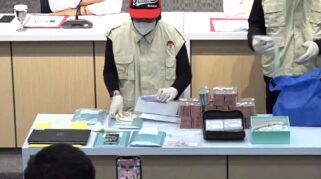 KPK menampilkan barang bukti terkait OTT di Jakarta Utara terkait kasus suap pemeriksaan pajak. Foto: Dok. Youtube KPK RI.