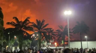 Kebakaran hebat pabrik sandal Swallow di Medan Deli