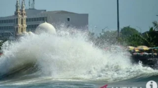 Ilustrasi gelombang tinggi di perairan Kepulauan Riau