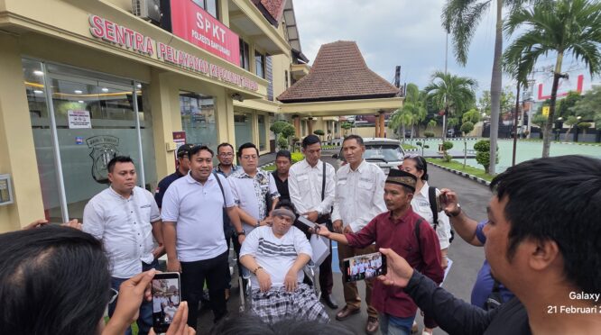 Sejumlah advokat mendatangi Polresta Banyuwangi terkait dugaan penganiayaan