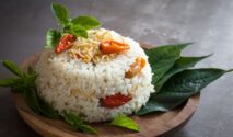 Nasi liwet rice cooker gurih dengan taburan teri