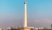Ilustrasi pagar pembatas di puncak Monas Jakarta