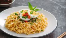 Mi instan sehat dengan telur dan sayuran untuk menu sahur