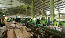 Proses pemilahan sampah menggunakan mesin konveyor di TPS3R Balak Songgon Banyuwangi