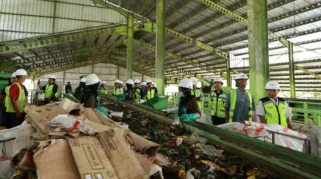 Proses pemilahan sampah menggunakan mesin konveyor di TPS3R Balak Songgon Banyuwangi
