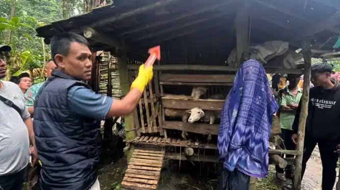 Petugas kepolisian dan tim medis di lokasi penemuan warga meninggal di Desa Grogol Banyuwangi