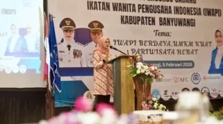 Bupati Banyuwangi, Ipuk Fiestiandani saat menyampaikan sambuatan dalam pelantikan dan pengukuhan Dewan Pengurus Cabang (DPC) IWAPI Kabupaten Banyuwangi periode 2026–2031