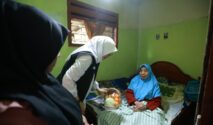 Bupati Banyuwangi mengunjungi lansia sakit di rumah