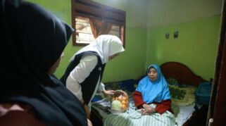 Bupati Banyuwangi mengunjungi lansia sakit di rumah