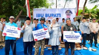Bupati Ipuk Serahkan Mesin Kapal dan Life Jacket, Nelayan Kedunen.