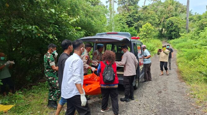 Tim gabungan mengevakuasi jenazah tanpa identitas di Pantai Plengkung TN Alas Purwo
