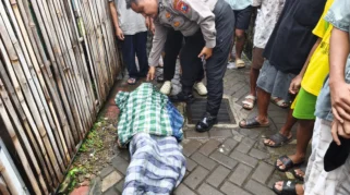 Petugas mengevakuasi jasad lansia dari Sungai Kalilo di Panderejo Banyuwangi