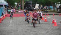 Anak-anak mengikuti lomba push bike di Pantai Marina Boom Banyuwangi