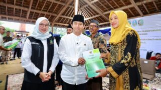 Menteri Kehutanan serahkan SK TORA di Desa Temurejo Banyuwangi