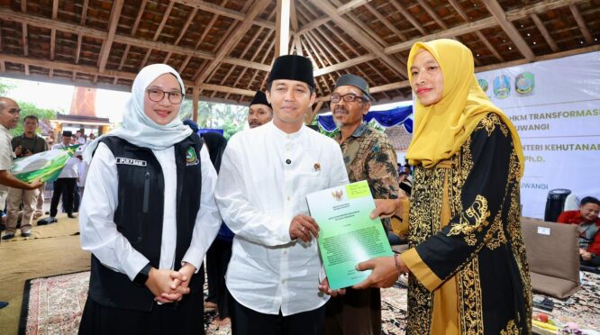 Menteri Kehutanan serahkan SK TORA di Desa Temurejo Banyuwangi