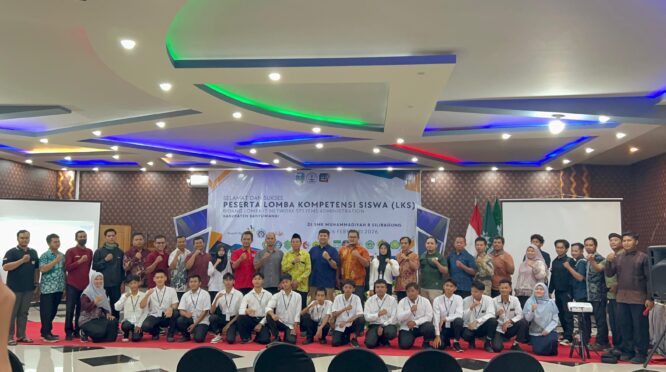 Siswa SMK mengikuti Lomba Kompetensi Siswa TJKT di Siliragung