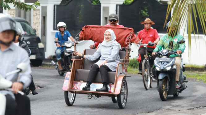 Bupati Banyuwangi Ipuk Fiestiandani naik becak listrik menuju kantor