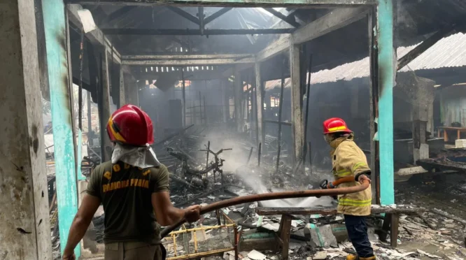 Kebakaran kios Pasar Loak Tiga Berlian di Banyuwangi