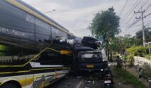 Kondisi bus dan truk ringsek akibat kecelakaan di Jalan Raya Situbondo Banyuwangi