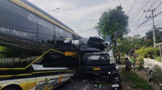 Kondisi bus dan truk ringsek akibat kecelakaan di Jalan Raya Situbondo Banyuwangi