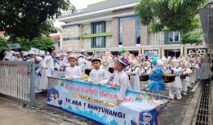Ribuan siswa dan warga Muhammadiyah mengikuti pawai tarhib Ramadan 1447 H dari Masjid Ahmad Dahlan Banyuwangi