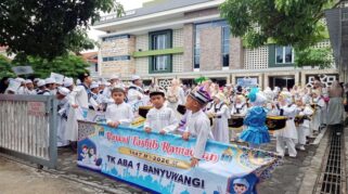 Ribuan siswa dan warga Muhammadiyah mengikuti pawai tarhib Ramadan 1447 H dari Masjid Ahmad Dahlan Banyuwangi