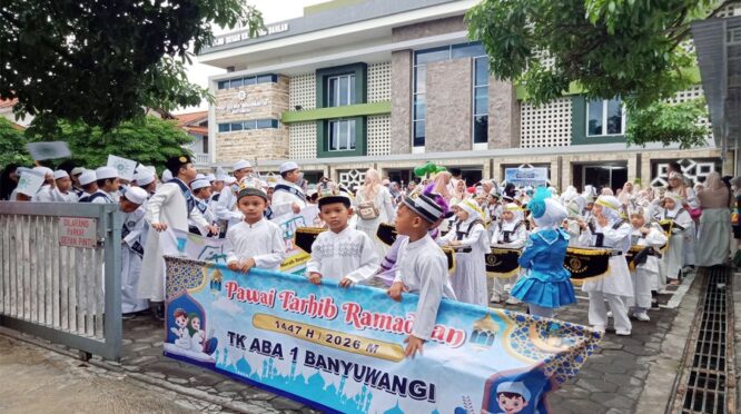 Ribuan siswa dan warga Muhammadiyah mengikuti pawai tarhib Ramadan 1447 H dari Masjid Ahmad Dahlan Banyuwangi