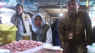 Satgas Pangan memantau harga sembako di Pasar Blambangan Banyuwangi