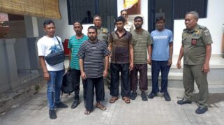 Petugas Imigrasi mengawal WNA Bangladesh menuju Rudenim Denpasar