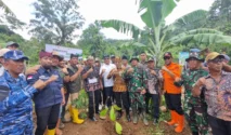 Sekda Banyuwangi dan jajaran menanam pohon di HGU Kebun Sumberjambe Desa Kandangan Pesanggaran