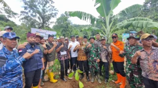Sekda Banyuwangi dan jajaran menanam pohon di HGU Kebun Sumberjambe Desa Kandangan Pesanggaran