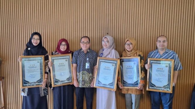 Penyerahan penghargaan BPJS Kesehatan kepada rumah sakit di Banyuwangi
