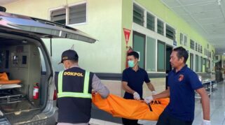 Petugas memindahkan dua jenazah diduga korban KMP Tunu Pratama Jaya