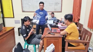 Polisi mengamankan tersangka peredaran pil koplo di Rogojampi