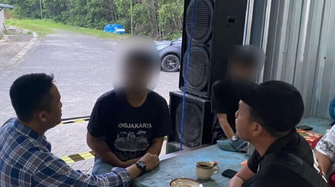 Dua pelaku pencurian besi di area eks PKBR Banyuwangi diamankan bersama barang bukti berupa gerinda, pick up, dan besi stainless curian.