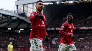 Selebrasi Casemiro usai mencetak gol dalam laga Manchester United vs Fulham di Premier League