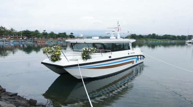 Seremoni serah terima kapal survei Katamaran X38 produksi PT Lundin Industry Invests Banyuwangi